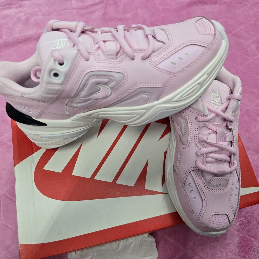 BRAN NEW!NIKE SNEAKERS-SIZE 6-BABY PINK